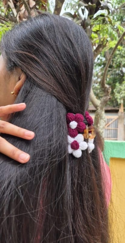 Handmade Crochet Floral Hair Clip ā Maroon & White Bloom